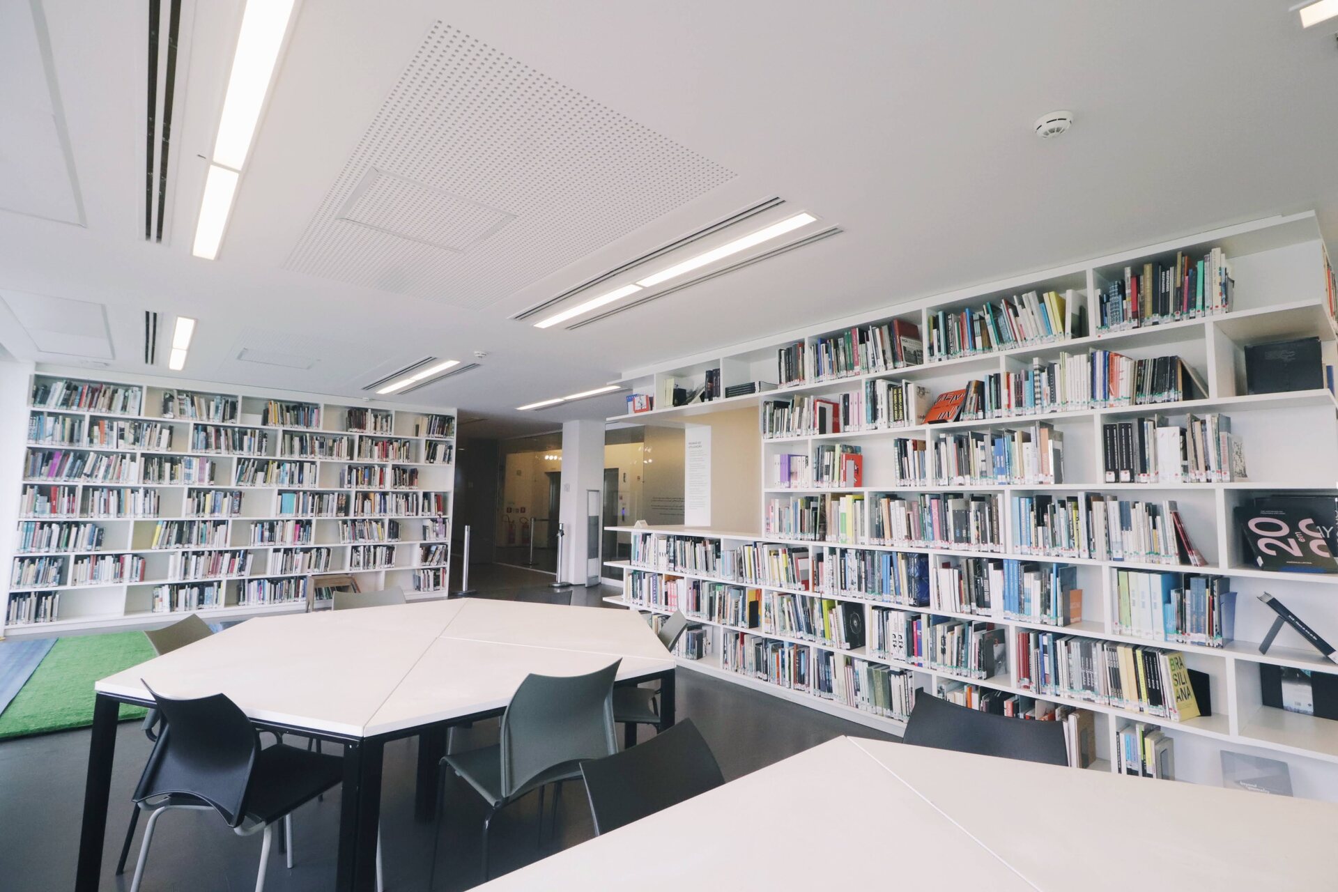 Sala de leitura em outro espaço de biblioteca pública em que atuo