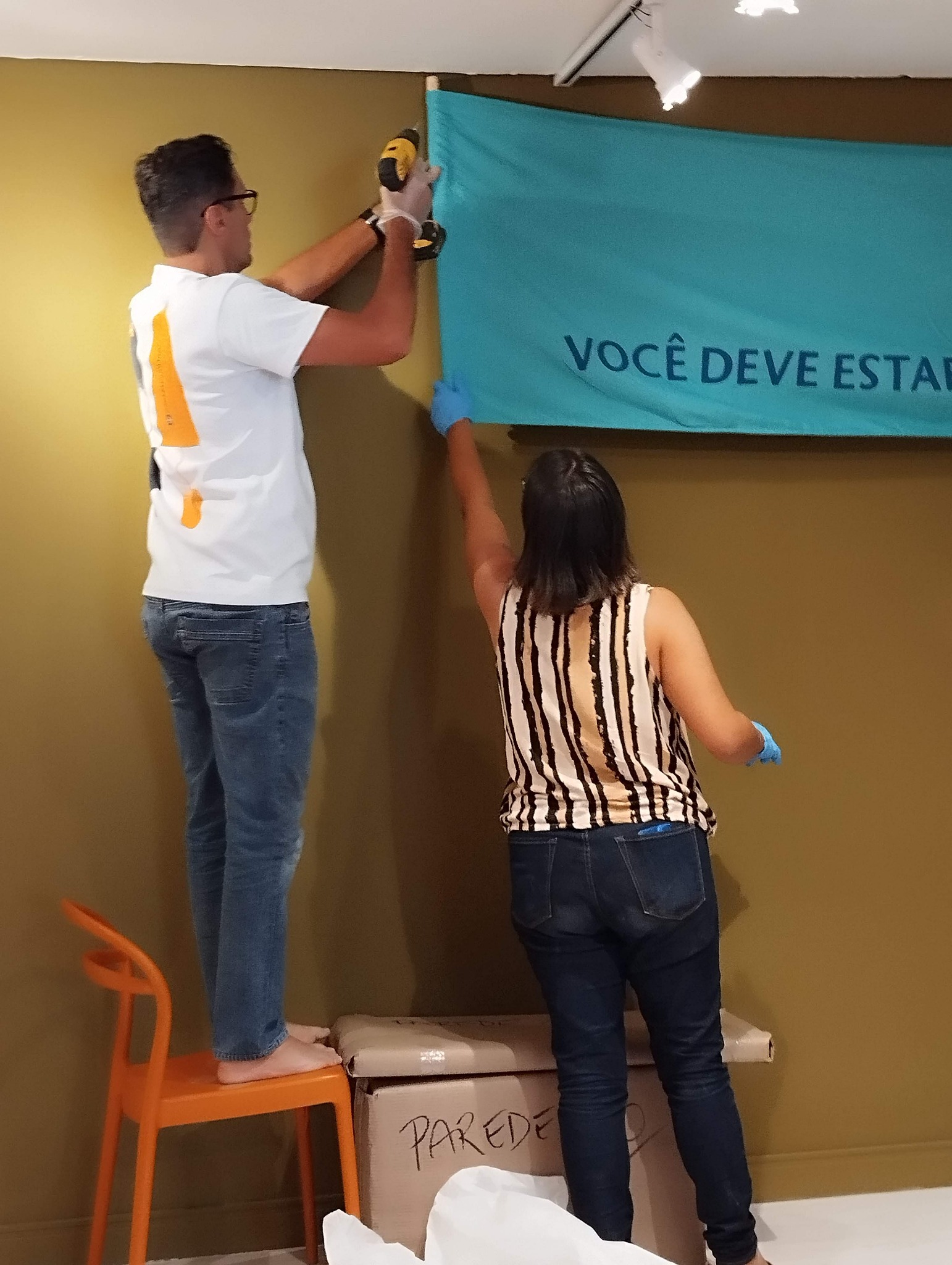 Montagem de exposição com participação de Karen Merlim