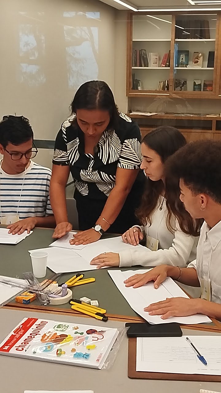 Karen Merlim acompanhando participantes em oficina